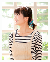 エプロンを身につけた女性